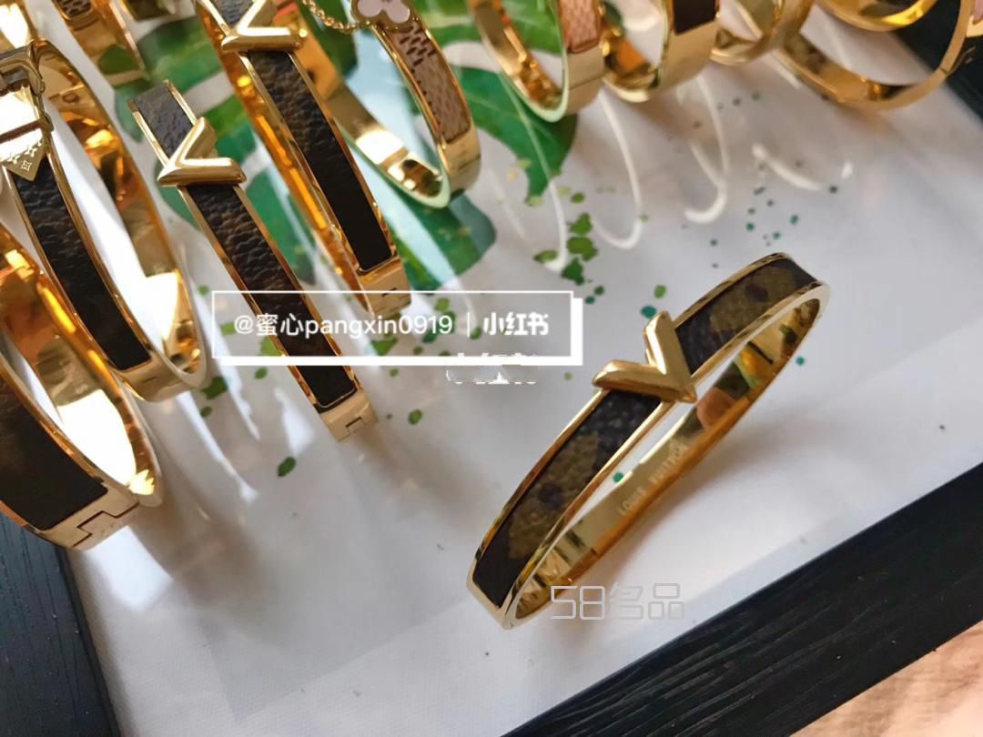 Lv正品拆包手镯 新款 有点美呢,lv枕头包有几个尺寸