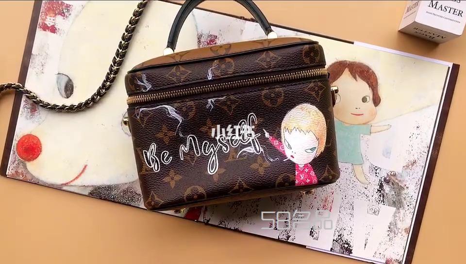 LV秀款Vanity链条包手绘奈良美智,lv钱夹质量