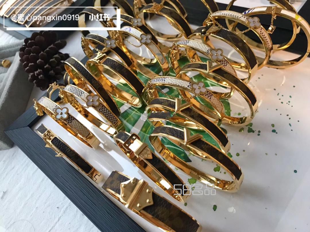 Lv正品拆包手镯 新款 有点美呢,lv枕头包有几个尺寸