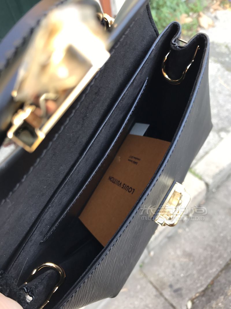 超级nice的Lv邮差包，新买到的LV locky邮差包图片上身图