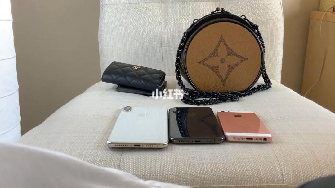 Lv 新圆饼包到底能不能放下手机,正品lv包边开胶
