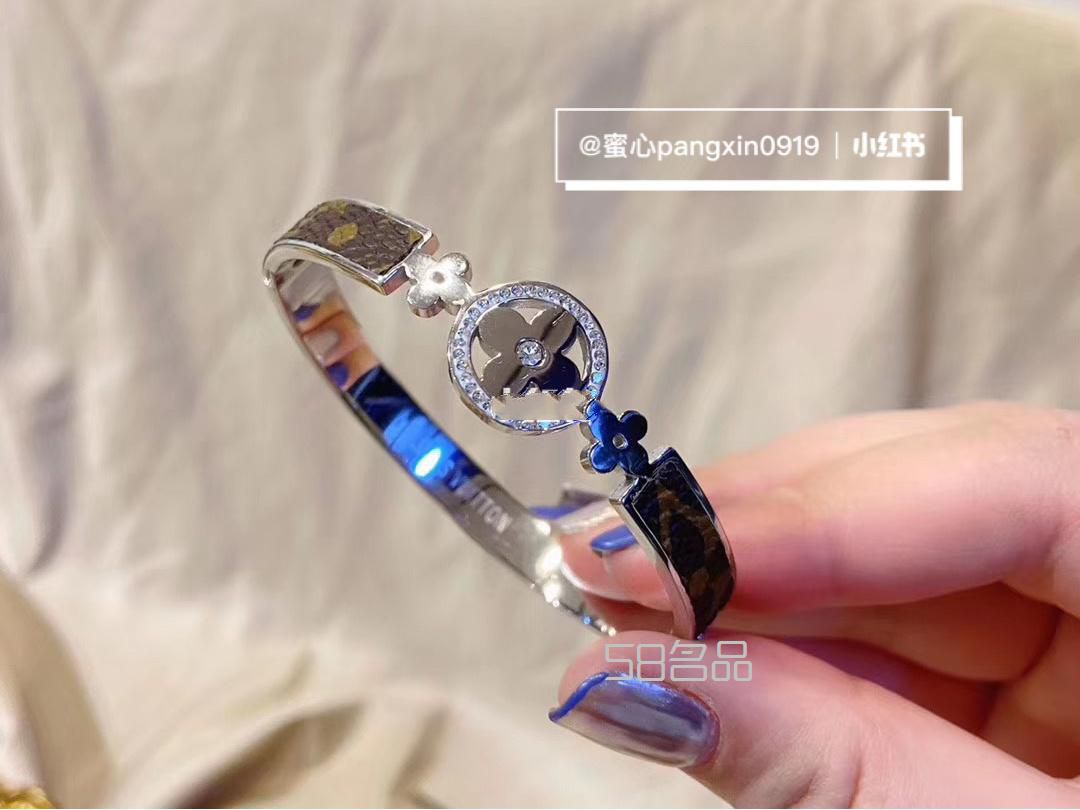 Lv正品拆包手镯 新款 有点美呢,lv枕头包有几个尺寸