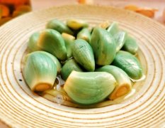 腊八蒜变绿的原因(腊八蒜怎么腌制又绿又