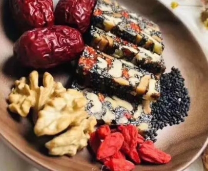 阿胶糕吃起来有点酸味正常吗？阿胶糕有黄明胶好还是没有好