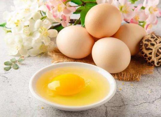 生鸡蛋用什么东西装才不烂？生鸡蛋打散后能放多久