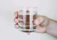 新冠患者因过量饮水导致水中毒是怎么回事儿(新冠病毒感染患者每天饮