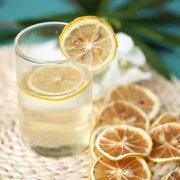 每天喝柠檬片泡水的效果,柠檬干片泡水喝有什么好处功效?