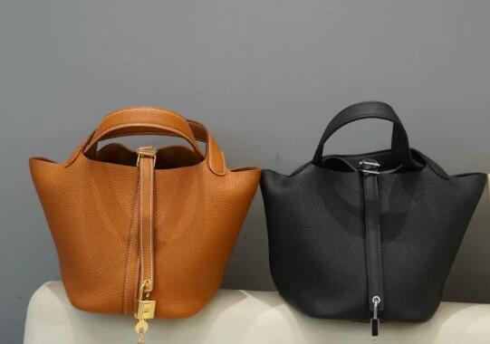 和Chanel、LV这些牌子不一样的是,爱马仕最出名的大概就是它家的配货制度。简而言之就是,如果你想买一个包,你还得买它家的其他物品,积攒够了一定的消费金额以后,才有可能买到你心仪的包包。 尤其是Birkin、Kelly、Constance 这三款最popular的包包,通常配货比例都非常高。经典色甚至会达到1:1甚至1:2都有可能,俗称三大金刚。