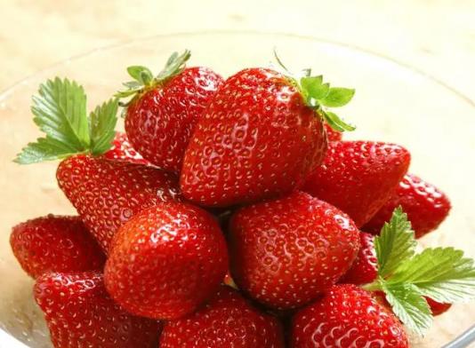 草莓表面的籽是绿色的是打过药的吗？草莓发白还能吃吗