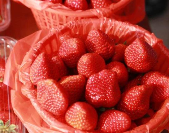 为什么草莓一洗就不甜了？草莓洗了水都是红的正常吗