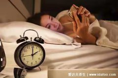手机放在枕头下面睡觉对人有危害吗(睡觉