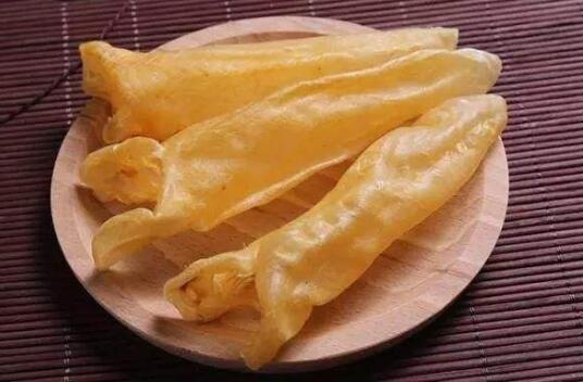 鲈鱼胶适合人群 1．女性 对爱美的女性来讲，鱼胶是补充胶原蛋白，保持或恢复皮肤弹性的良好选择。人体皮肤中的蛋白质大部分是胶原蛋白，其所组成的网状结构支撑着皮肤，使肌肤变得光滑饱满，柔软且有弹性。 2．男性 男性食用鱼胶，能补精益血、使精神饱满，最适工作压力大的男士和工作劳心者。 3．孕妇 怀孕便可食用。临产前可多吃几次.这样产后会舒服些,宝宝出生后皮肤也会更白更健康！ 4．老年人 花胶能通过增强胃肠消化吸收功能而提高食欲，防治食欲不振、厌食、消化不良、腹胀、便秘等病症，还能加强脑与神经功能，提高思维和智力，维持腺体正常分泌，预防智力减退、神经传导阻滞、反应迟钝、老年健忘等症。 5．体弱者 鱼胶对于体质虚弱、真阴亏损、精神过劳、房劳过度的人士，作为进补，至为合适。