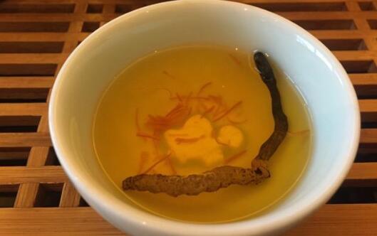 虫草可以用100℃水泡吗,虫草泡温水还是热水