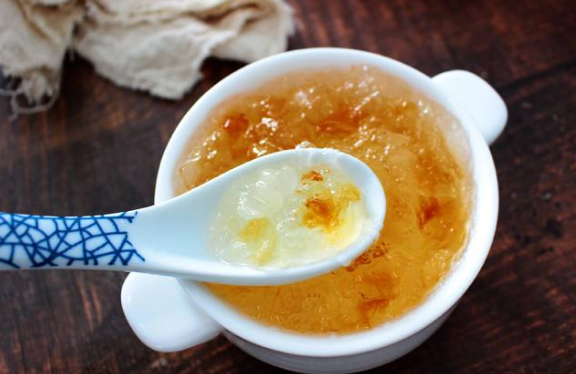 牛奶炖桃胶热量高吗,牛奶桃胶卡路里