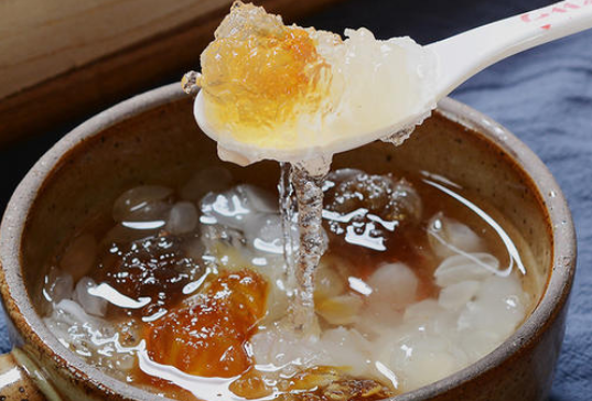 牛奶炖桃胶热量高吗,牛奶桃胶卡路里