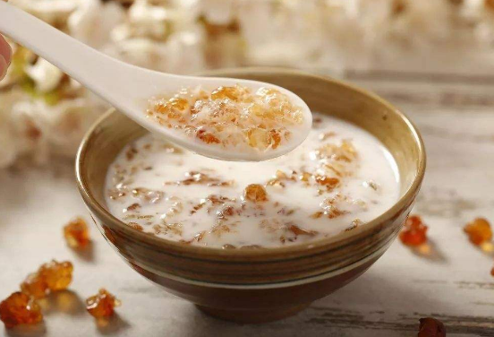 桃胶泡发后煮多久,桃胶跟什么一起煮最好