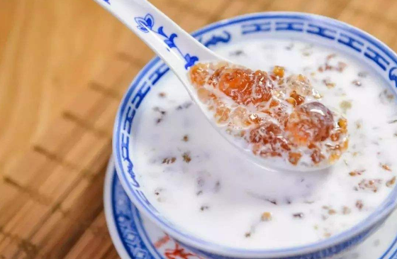 桃胶银耳雪梨羹的做法窍门,桃胶银耳雪梨羹的功效与作用