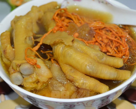 红梅鱼肚:主料:水发鱼肚400克。净虾肉250克,猪肥膘肉175克,鸡蛋2个,熟火腿15个,水发香菇15克,虾黄15克,青菜松25克。湿淀粉20克,鸡蛋清2个,绍酒30克,精盐4克,白糖50克,蕃茄酱35克,醋15克,葱末15克,姜末15克,味精4.5克,芝麻油15克,熟猪油150克(实耗约100克),鸡汤200克。 做法步骤: 1、鱼肚沥尽水分,切成长6.6厘米、宽3.3厘米的骨牌块12块,用精盐(0.5克)和味精(1克)腌喂10分钟; 2、虾肉和猪肥膘肉合――起剁成细茸,加鸡蛋清、精盐(0.5克)、绍酒、味精(1.5克),湿淀粉(10克)调拌均匀。香菇、熟火腿切细丝;鸡蛋用平锅吊成鸡蛋皮,切细丝;虾黄切碎,炒熟; 3、腌喂过的鱼肚摆在案上,再把制成的虾茸(约一半)均匀的抹在每块鱼肚上面(抹得要平滑光洁);为食街 4、然后将切好的香菇丝、熟火腿丝、蛋皮丝和虾黄末、菜松点缀在虾茸上面(要点缀得均匀、整齐),摆在盘内,上笼屉用小火蒸熟后,取出,摆在盘的外圈; 5、炒锅上火,加熟猪油(50克)烧热,放入葱末、姜末炝锅,再添鸡汤(100克)和精盐(1.5克)、味精(1.5克),烧沸时,用湿淀粉(10克)勾成薄芡,淋芝麻油(5克),浇在蒸好的虾茸鱼肚上; 6、另起炒锅上火,加熟猪油(约100克)烧热,将另一半虾泥挤成元宵大小的丸子(约12个)下入锅中,煎成扁圆的饼状并呈金黄色时取出; 7、炒锅留底油(25克)上火烧热,下入蕃茄酱炒一下,再放白糖、醋、精盐(1.5克)、味精(1.5克),炒透后添鸡汤(100克),再下煎好的虾饼,移小火慢烯约3―4分钟时,可将锅端离火位,用箸一一将虾饼拣出,摆在盘的里圈。锅内余汁添芝麻油(10克)上火稍炒,浇在上面即成。