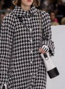 告诉大家流浪包香奈儿背法，流浪包怎么